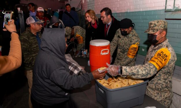 Gobierno de Tuxpan y DIF Municipal entregan apoyos invernales a familias que pernoctan afuera del Hospital “Dr. Emilio Alcázar” y de la clínica del IMSS