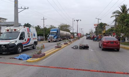 Joven motociclista pierde la vida tras ser embestido por un automóvil