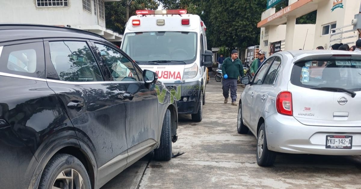 Conductor de Kia atropella a motociclista y daña otro vehículo en Álamo
