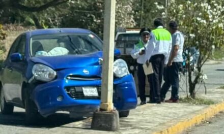 Mujer pierde el control y choca contra luminaria en Cerro Azul