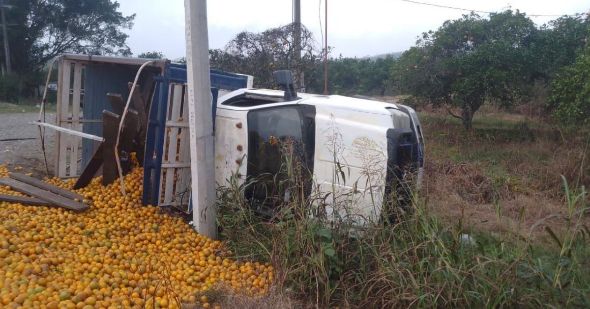 Camioneta cargada de naranjas vuelva sobre la carretera Álamo-Castillo de Teayo