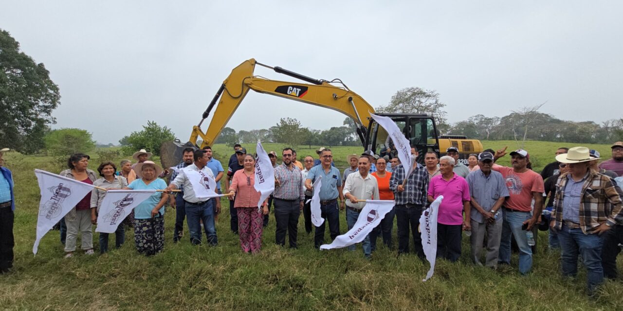 Inicia programa de desazolve de ollas de agua para apoyar a productores agropecuarios de varias comunidades de Tuxpan