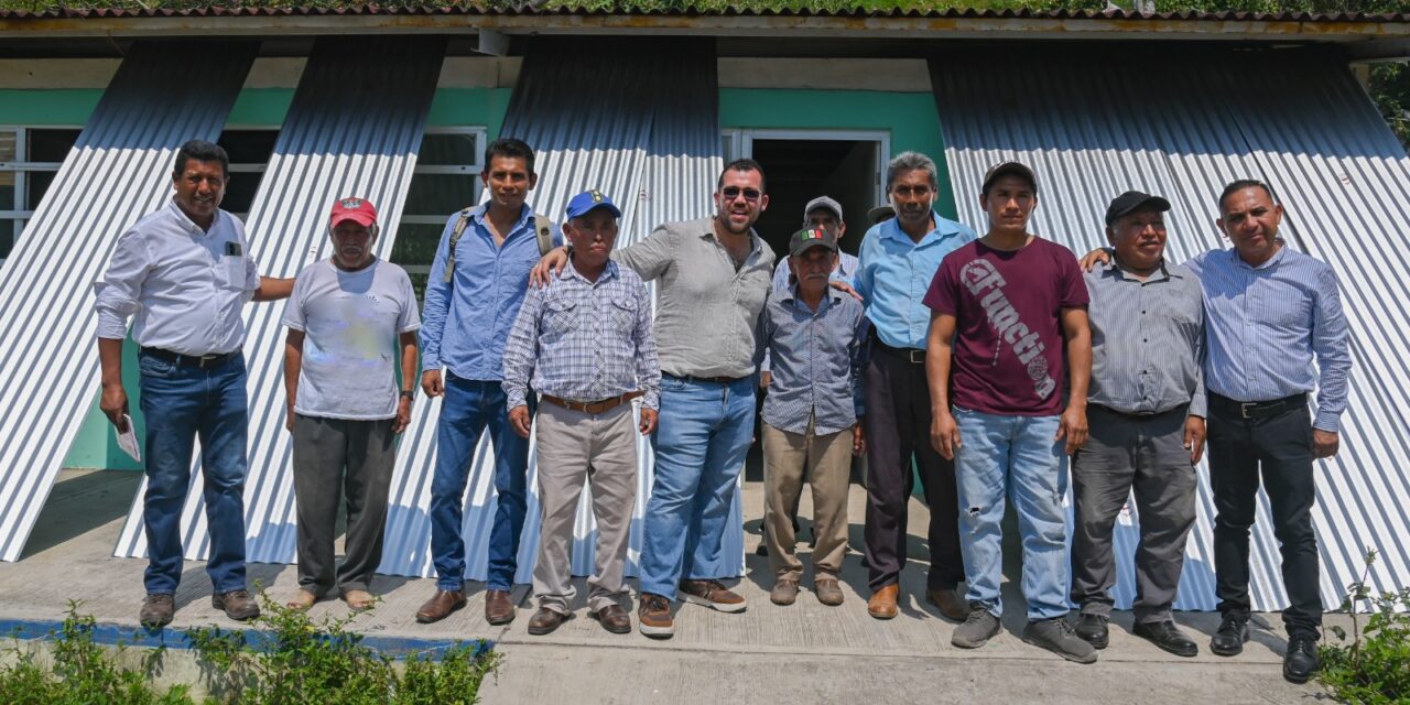 Fructífera gira de trabajo del alcalde Dr. Jesús Fomperoza Torres por comunidades tuxpeñas