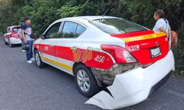 Álamo: Autobús y taxi colisionan en la carretera Tuxpan-Tampico; solo daños materiales