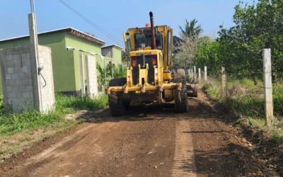 Tuxpan: Se rehabilitan calles y accesos de las comunidades Monte Grande y Juana Moza