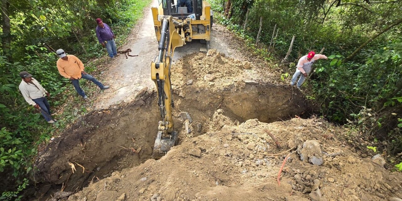 Obras Públicas de Tuxpan repara socavón en el camino al panteón de la comunidad Tierra Blanca