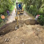 Obras Públicas de Tuxpan repara socavón en el camino al panteón de la comunidad Tierra Blanca