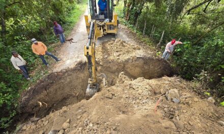 Obras Públicas de Tuxpan repara socavón en el camino al panteón de la comunidad Tierra Blanca