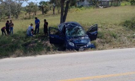 Tempoal: Vehículo compacto se sale de la carretera Alazán – Canoas