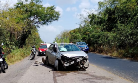 Joven de 18 años vuelca su automóvil sobre  el tramo carretero Álamo-Potrero del Llano