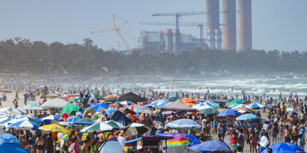 Tuxpan vive un exitoso fin de semana largo con miles de turistas en sus playas