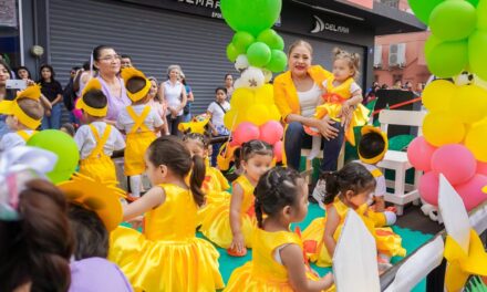Con un desfile desbordante de alegría y enorme colorido, la niñez tuxpeña recibió la primavera