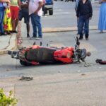 Motociclista choca contra camioneta en Álamo y rechaza atención hospitalaria