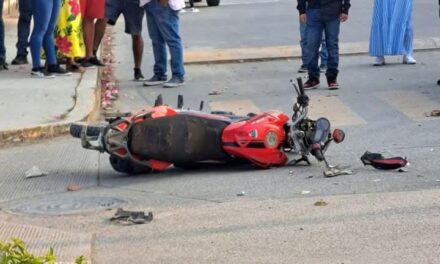 Motociclista choca contra camioneta en Álamo y rechaza atención hospitalaria