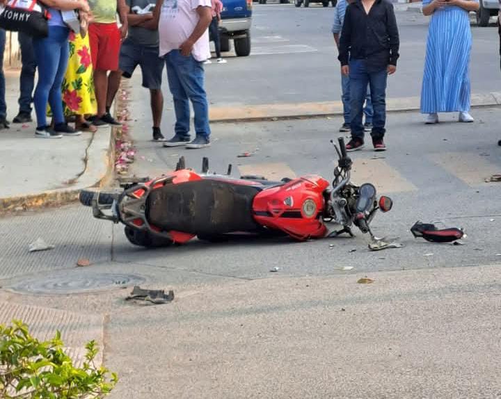 Motociclista choca contra camioneta en Álamo y rechaza atención hospitalaria