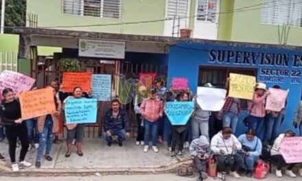 Padres familia de Tierra Blanca Booxter, toman la primaria y la supervisión escolar de Álamo