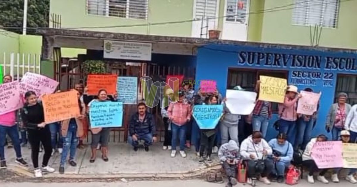 Padres familia de Tierra Blanca Booxter, toman la primaria y la supervisión escolar de Álamo