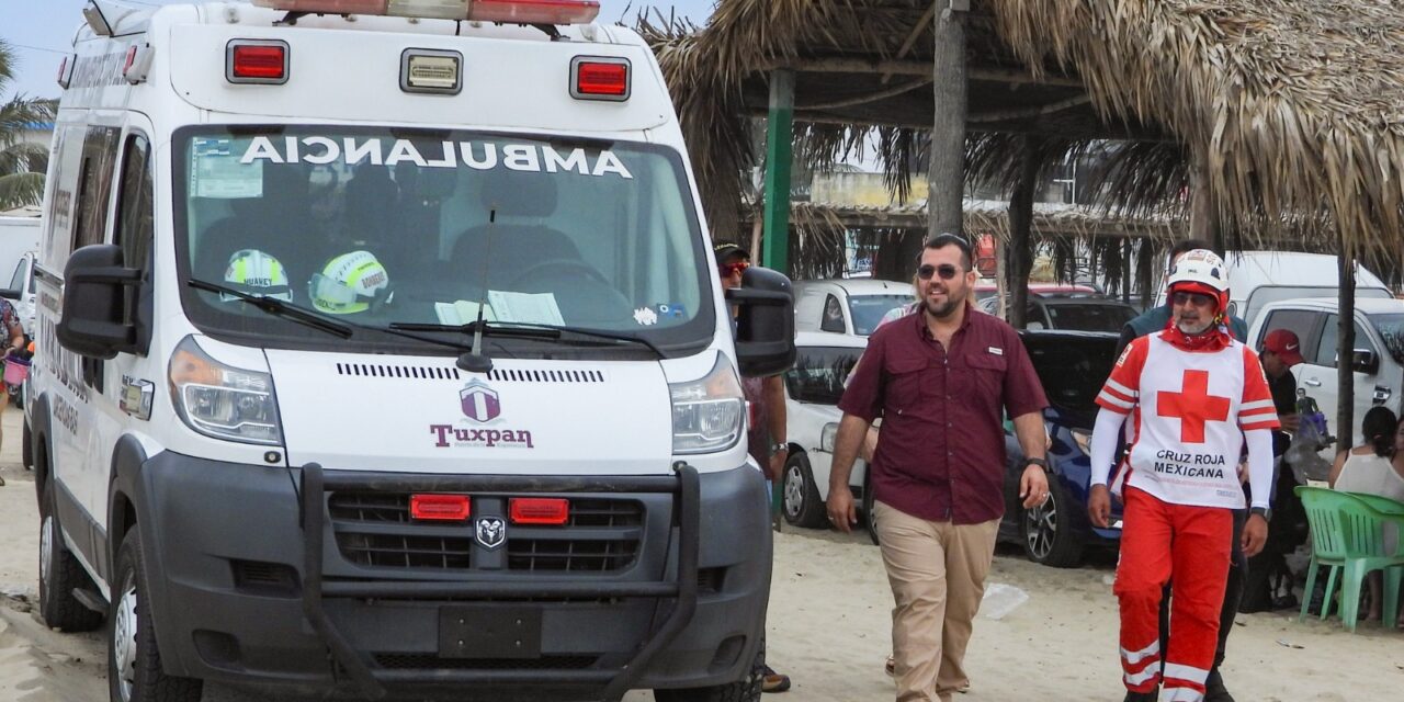 El alcalde Dr. Jesús Fomperoza y la presidenta del DIF Tuxpan, Melba López Gutiérrez supervisan los puestos de auxilio al turismo en playas