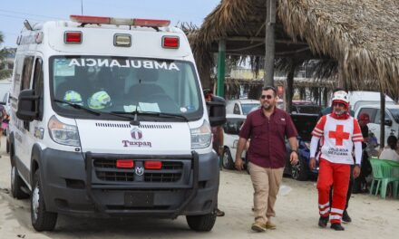 El alcalde Dr. Jesús Fomperoza y la presidenta del DIF Tuxpan, Melba López Gutiérrez supervisan los puestos de auxilio al turismo en playas