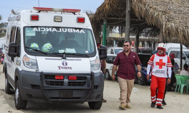 El alcalde Dr. Jesús Fomperoza y la presidenta del DIF Tuxpan, Melba López Gutiérrez supervisan los puestos de auxilio al turismo en playas