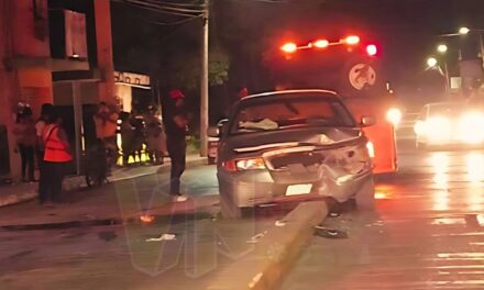 Se monta al camellón y choca contra luminaria en Álamo; abandonan auto lleno de “vikis”