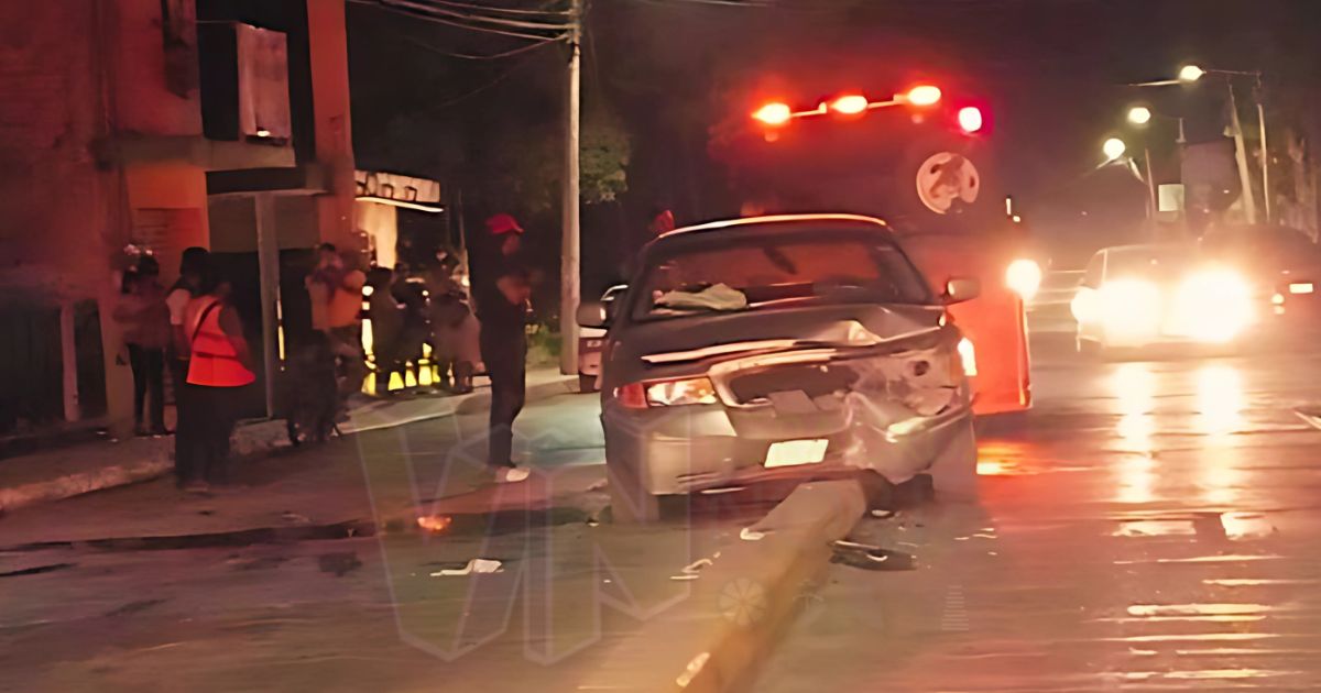 Se monta al camellón y choca contra luminaria en Álamo; abandonan auto lleno de “vikis”