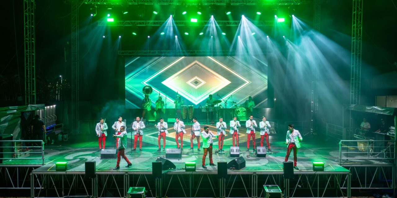 La Original Banda El Limón dio un asombroso concierto en el cuarto masivo del Carnaval Tuxpan 2025