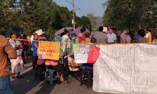 Padres de familia bloquean carretera Álamo-Castillo de Teayo