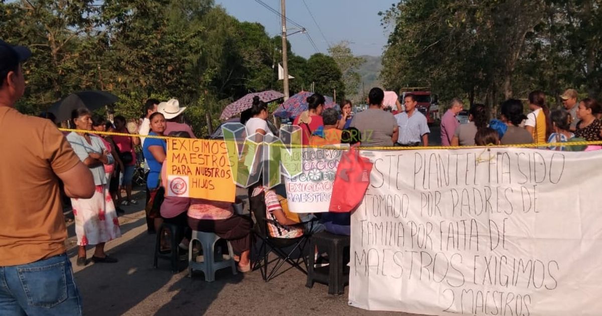 Padres de familia bloquean carretera Álamo-Castillo de Teayo