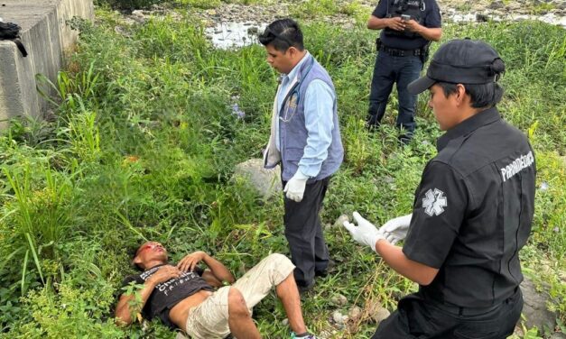 ¡Sobrevivió!: Hombre cae del puente Cazones 1