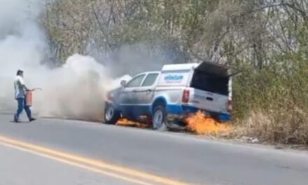 Tancoco: Se incendia camioneta de Telmex en la Tuxpan-Tampico