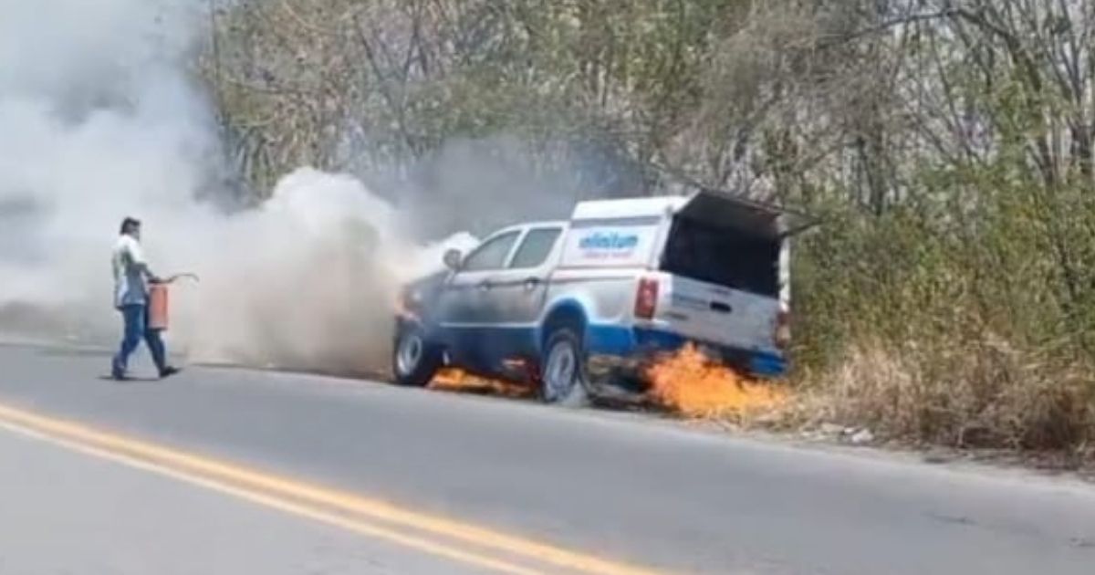Tancoco: Se incendia camioneta de Telmex en la Tuxpan-Tampico
