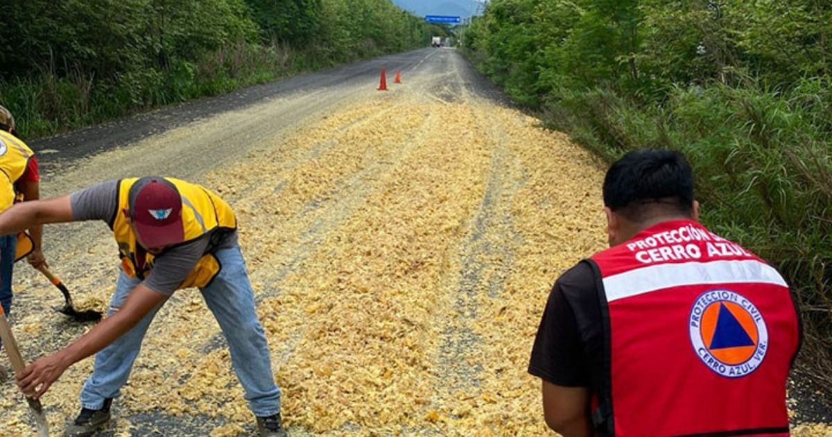 Evitan Accidente Mayor: PC retira bagazo de naranja regado sobre la carretera Cerro Azul-Potrero del Llano