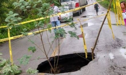 ¡Alerta en la Carretera! Enorme socavón en el tramo Tantoyuca-San Sebastián
