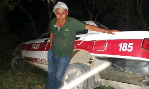 Taxi semi-volcado en Ixhuatlán de Madero: Conductor manejaba en presunto estado de ebriedad