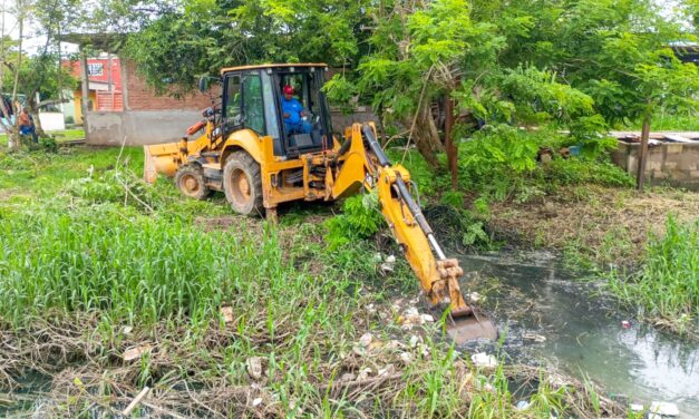 Se intensifica la limpieza de canales y zanjas en varias colonias de Tuxpan
