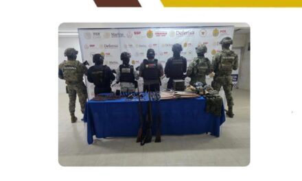 Resultados de un cateo en Cerro Azul: aseguramiento de armamento y equipo táctico