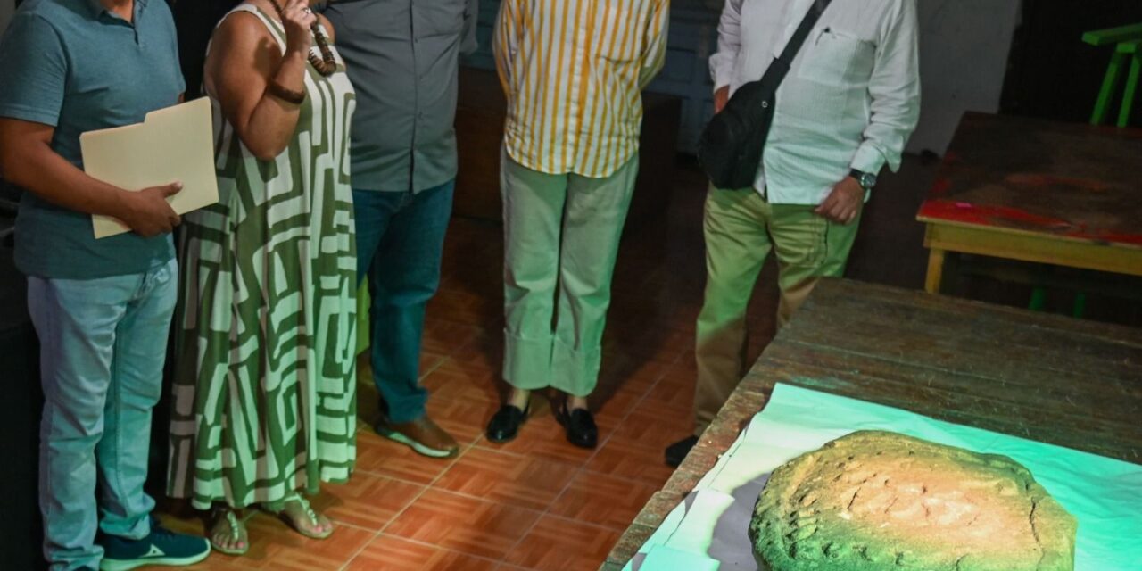 Familia entrega en donación, al Ayuntamiento de Tuxpan, una pieza de rasgos arqueológicos denominada “Glifo”