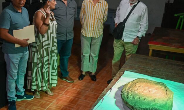 Familia entrega en donación, al Ayuntamiento de Tuxpan, una pieza de rasgos arqueológicos denominada “Glifo”