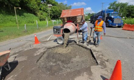 Inician trabajos de bacheo en carretera a Tampico por instrucción del alcalde Jesús Fomperoza