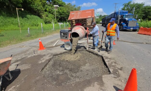 Inician trabajos de bacheo en carretera a Tampico por instrucción del alcalde Jesús Fomperoza