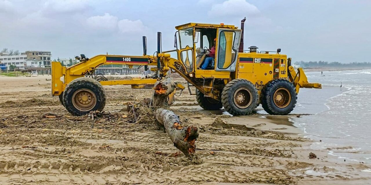 Gobierno de Tuxpan lleva a cabo la limpieza de Playa Barra Norte, que se encontraba llena de palizada