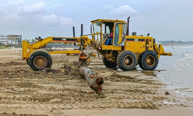 Gobierno de Tuxpan lleva a cabo la limpieza de Playa Barra Norte, que se encontraba llena de palizada