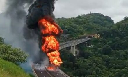 Pipa se incendia en el Libramiento Xalapa – Miradores