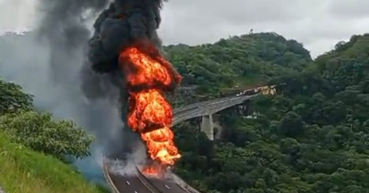 Pipa se incendia en el Libramiento Xalapa – Miradores