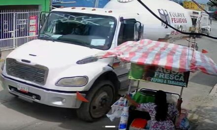 Álamo: Pipa de gas casi atropella a vendedora ambulante