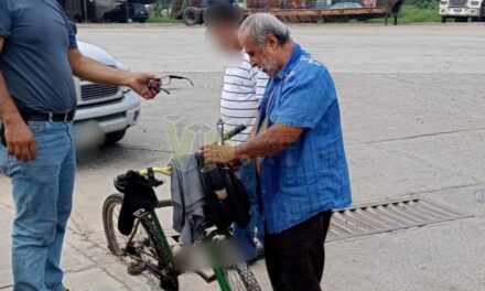 Álamo: Ciclista cae en reja de drenaje dañada