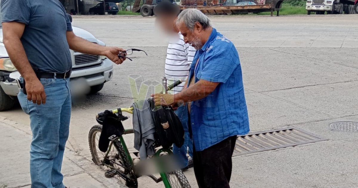 Álamo: Ciclista cae en reja de drenaje dañada