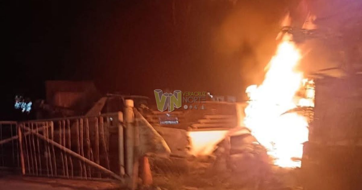 Intentan incendiar corralón en Álamo; vecinos evitan tragedia