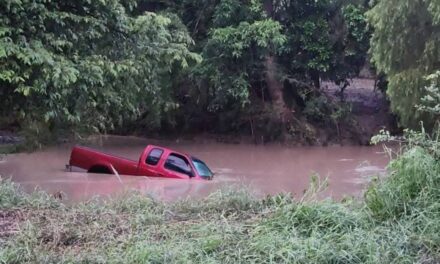Conductor pierde la vida al intentar cruzar un arroyo en Chicontepec